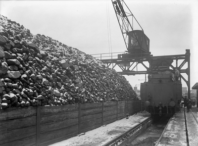 807292 Afbeelding van het laden van een stoomlocomotief met kolen bij het kolenpark van de N.S. (vermoedelijk) te Amsterdam.